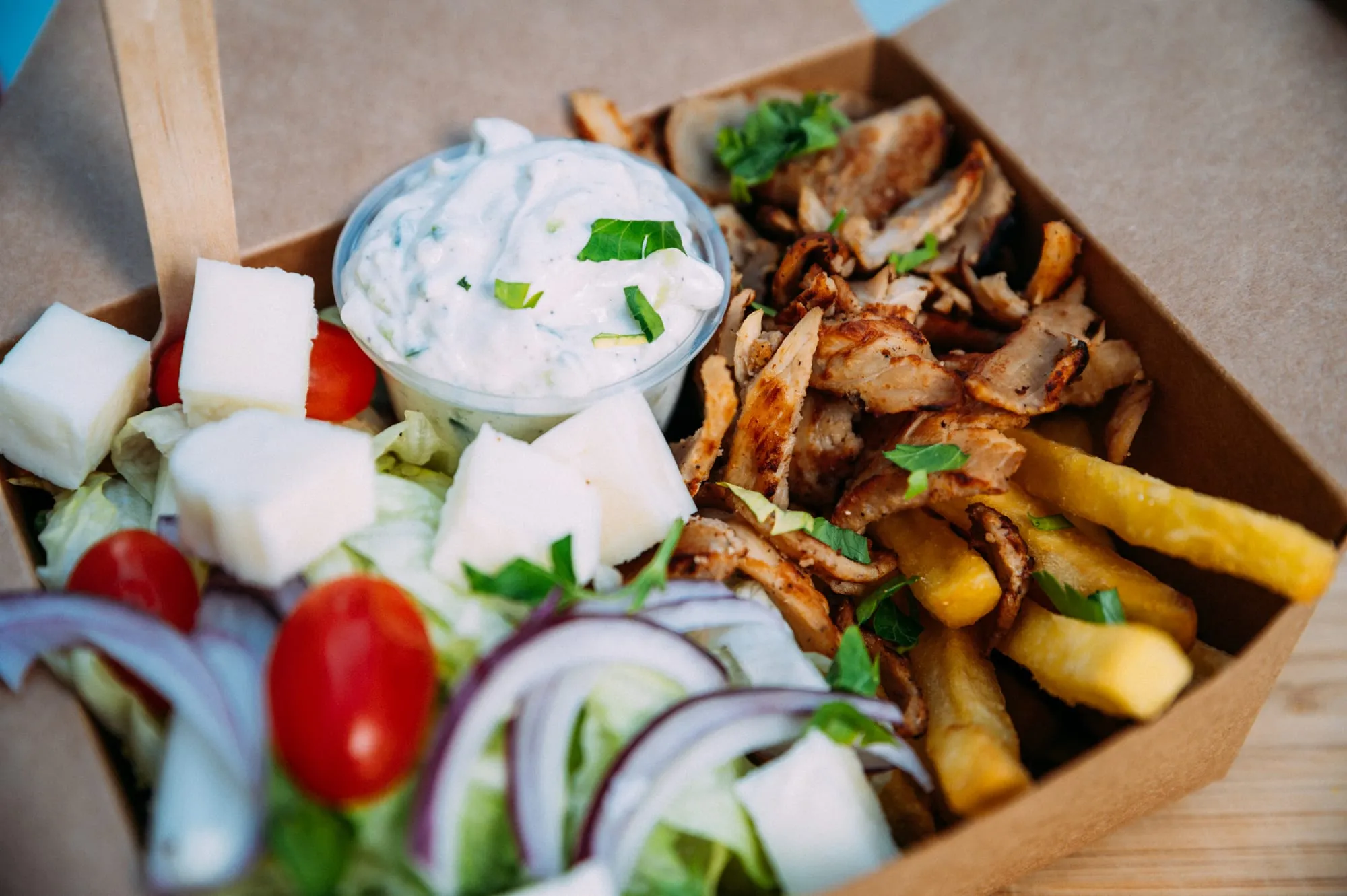 Kyckling gyro bowl med tzatziki, fetaost och pommes