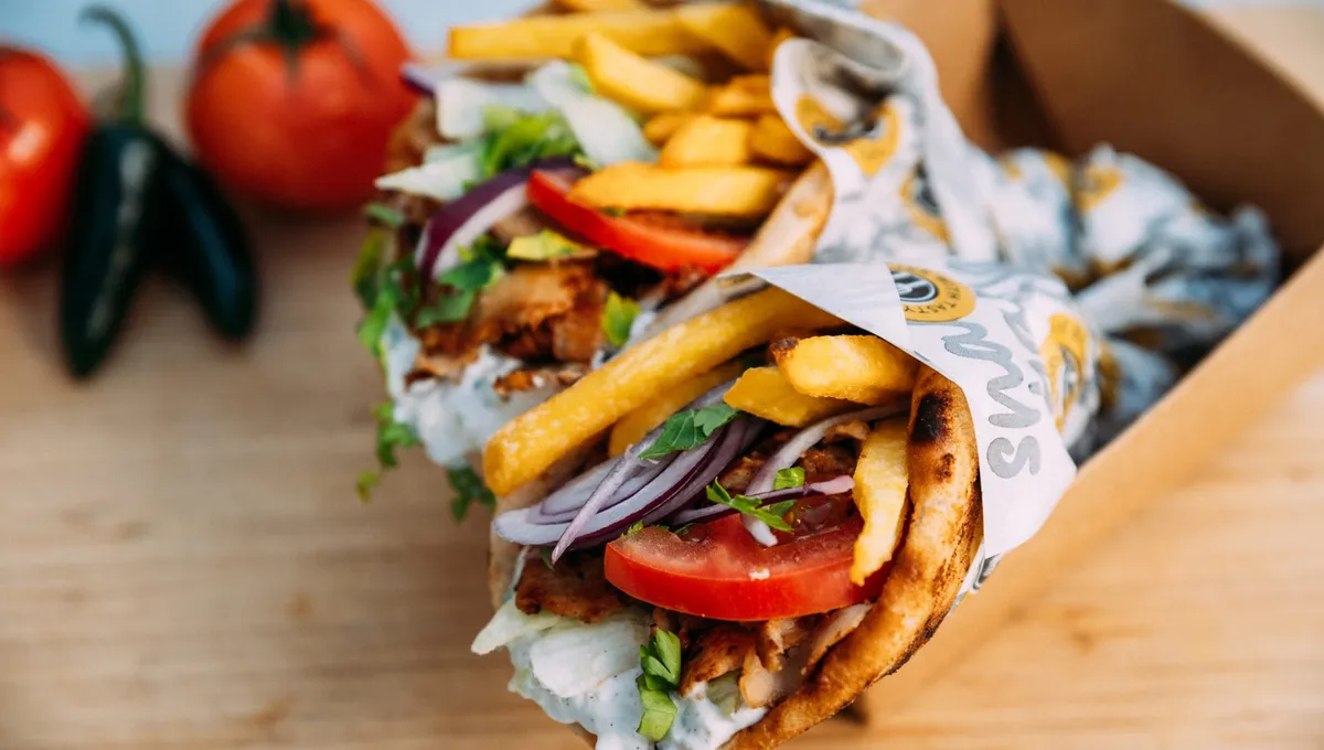 Kyckling gyro rullad i pitabröd med tzatziki
