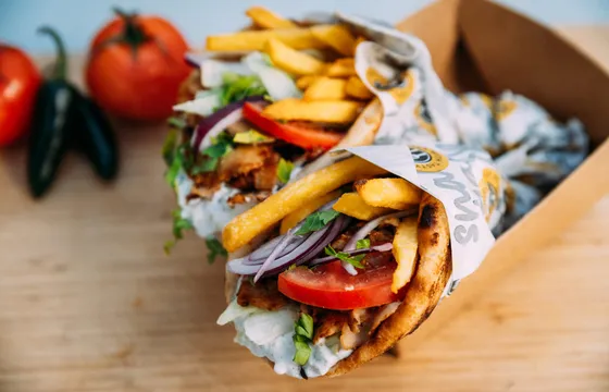 Kyckling gyro rullad i pitabröd med tzatziki