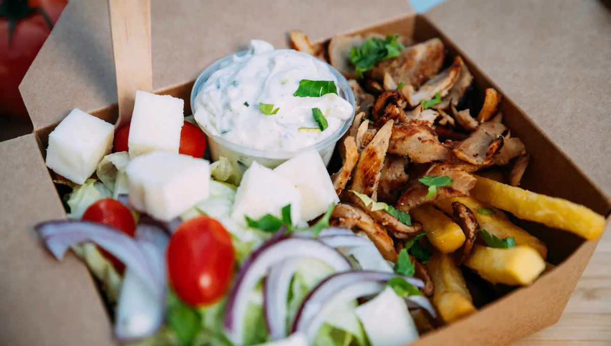 Fläskkarré gyro i kartongbox med pommes och tzatziki