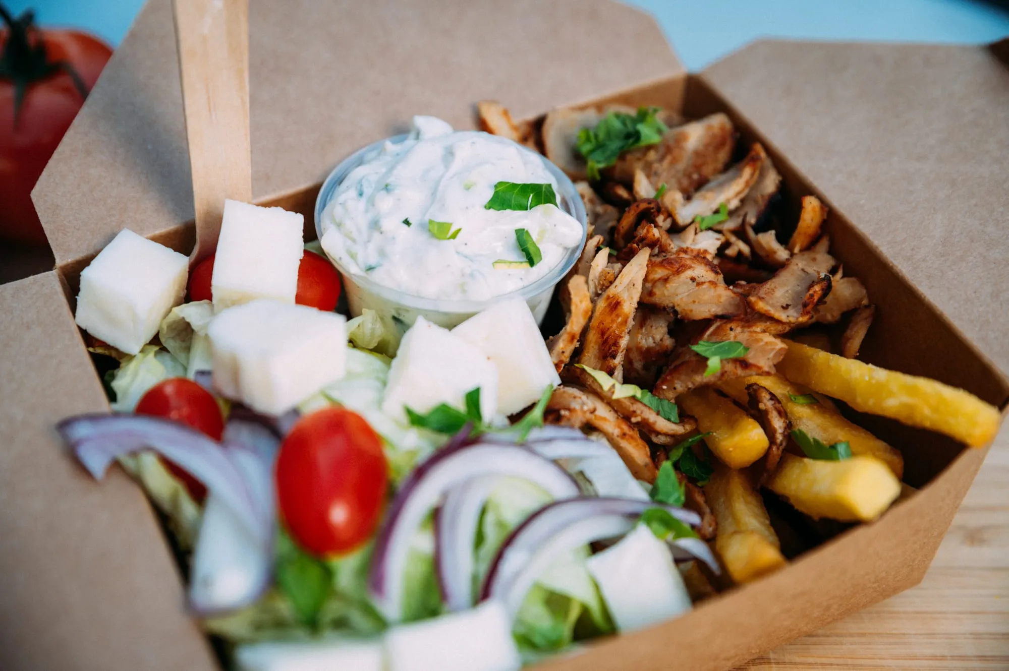 Fläskkarré gyro bowl med pommes och grekisk sallad