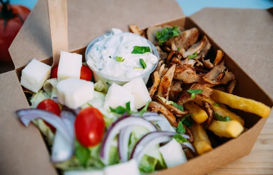 Fläskkarré gyro i kartongbox med pommes och tzatziki