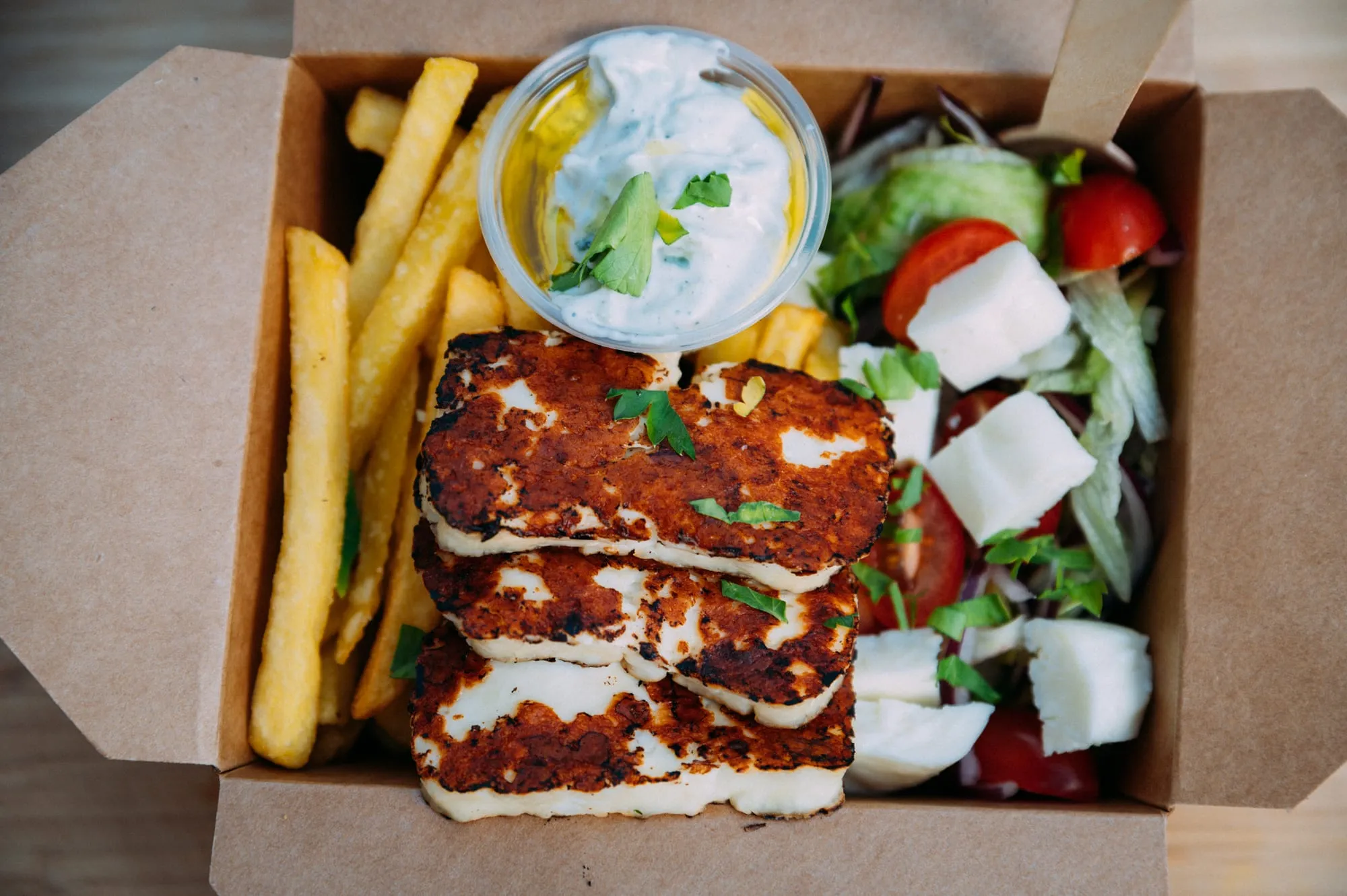 Grillad halloumi med pommes, grekisk sallad och tzatziki