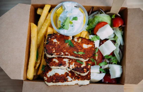 Kartongbox med grillad halloumi, pommes, grekisk sallad och tzatziki